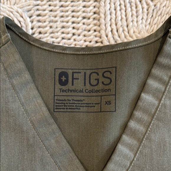 Figs Moss Green Scrub Top - Picture 2 of 3